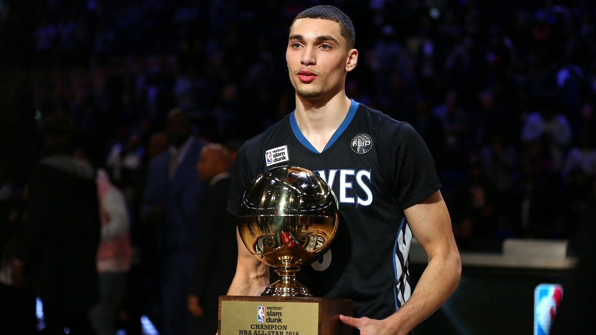 张镇麟隔扣引爆全场被誉为下一个希望之星,张镇麟隔扣外援